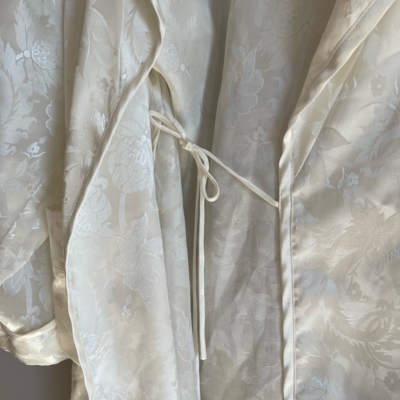 Vintage Gold Label Victoria’s Secret Ivory Satin Robe with Floral Detail - Picture 6 of 9